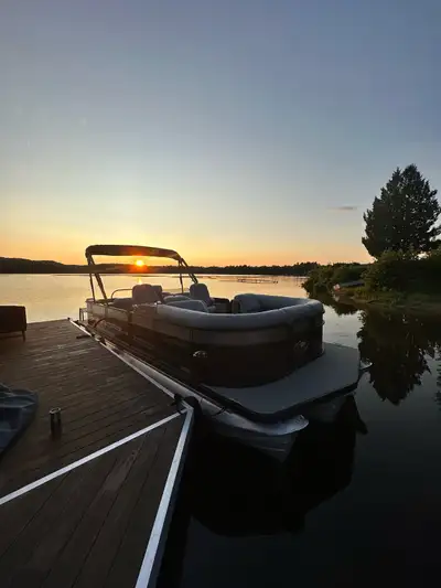 Ponton manitou, 23´ 2022 de haut gamme avec un 150 Mercury Location seulement sur le lac Simon à la...