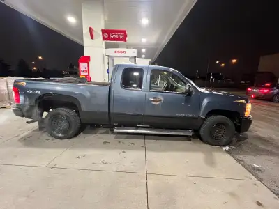 2010 Chevy Silverado v8 4x4 Good winter tires, extra set of summer tires on rims plus spare Brand ne...