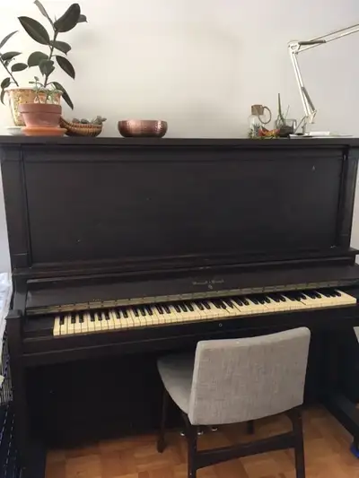 PIANO droit des années ( 50 ) De marque " MARSHALL et DENDELL " Très belle sonorité . A tous ses mar...