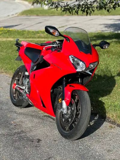 Selling my awesome 2014 Honda VFR800 ABS Deluxe model. fantastic sport touring motorcycle with a smo...
