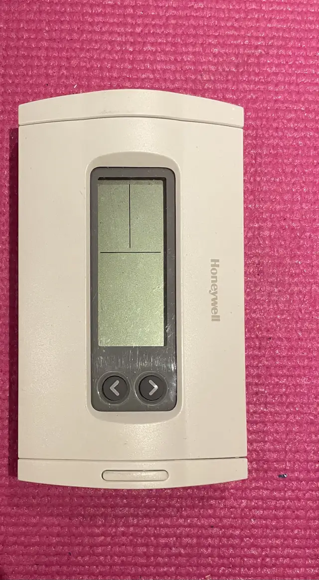 Thermostat Honeywell in Heating, Cooling & Air in City of Montréal - Image 3