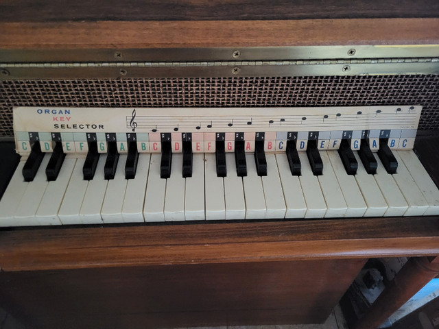 VINTAGE  AUDITION ELECTRIC AIR  ORGAN in Pianos & Keyboards in Sudbury - Image 4