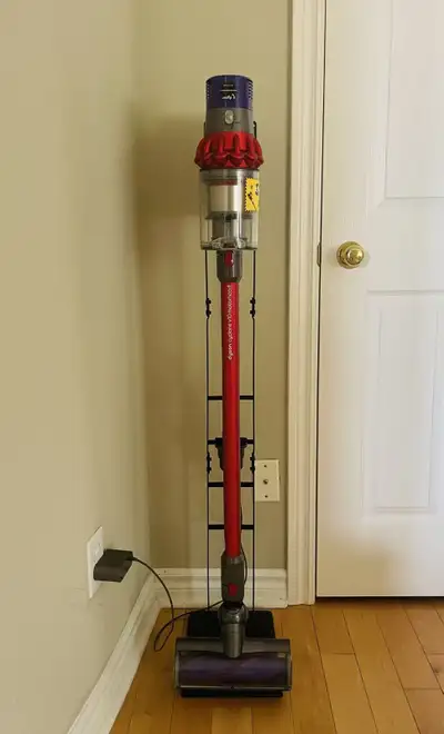Dyson V10 Motorhead SV12 cordless vacuum in good working condition. The vacuum has been thoroughly c...