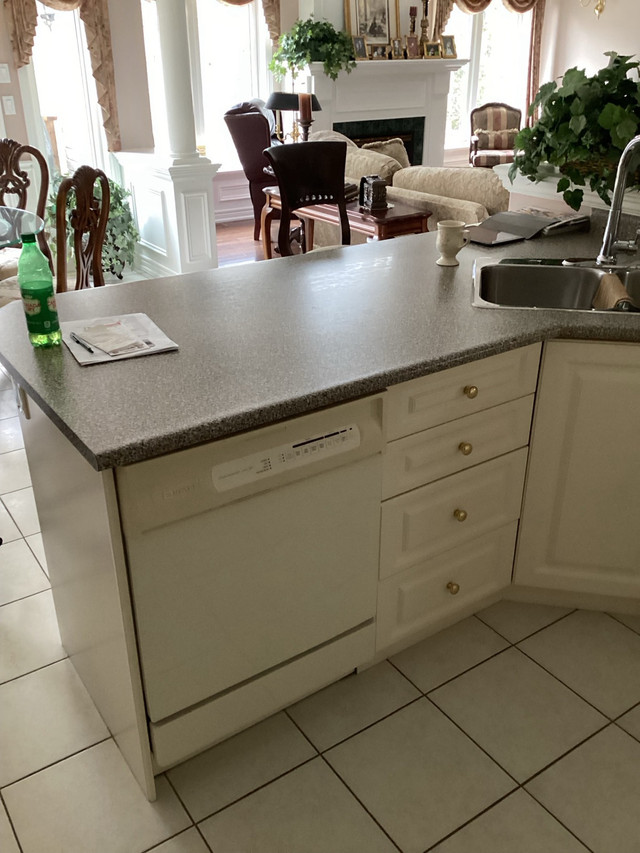 Selling kitchen cabinets. in Kitchen & Dining Wares in La Ronge - Image 2