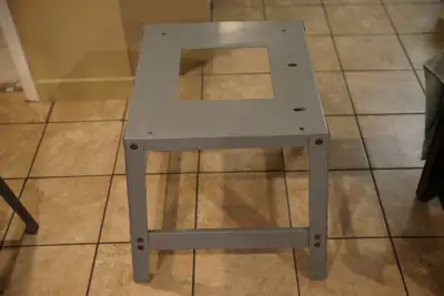 Heavy duty stand from a Delta cast iron contractors saw . Stand top is 22`x 19 1/2" x 21 1/2" high ....