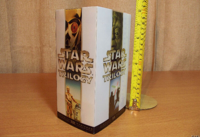 Star Wars Trilogy VHS (en anglais) dans Accessoires pour télé et vidéo  à Lanaudière - Image 2