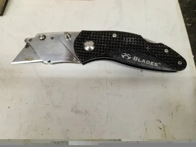 3 utility knives with extra blades, Straight and hook blades in Hand Tools in Belleville - Image 8