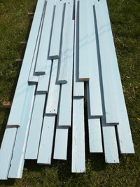 Planches 2x4 épinette non traitée teintes