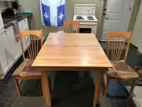 Table de cuisine et 3chaises