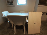 Ensemble de patio (1 table, 4 chaises)