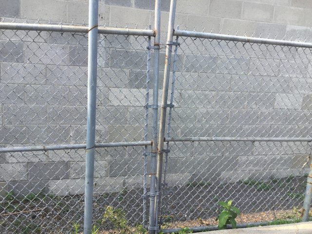 Chain Link Fence Gates in Decks & Fences in Ottawa - Image 4