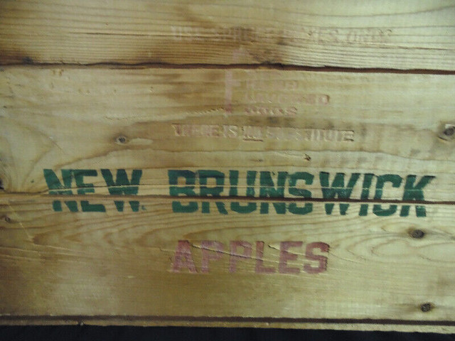 Wooden New Brunswick Apple Box in Arts & Collectibles in Moncton - Image 2