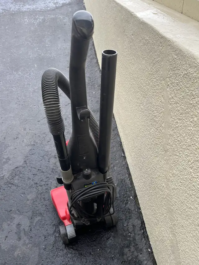 aspirateur de qualité avec filtre transparent et accessoires. in Kids in Laval / North Shore - Image 5