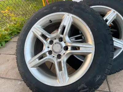 4 pneus hiver à vendre 205/55R16 vient avec jantes d'origine Mercedes Benz.
