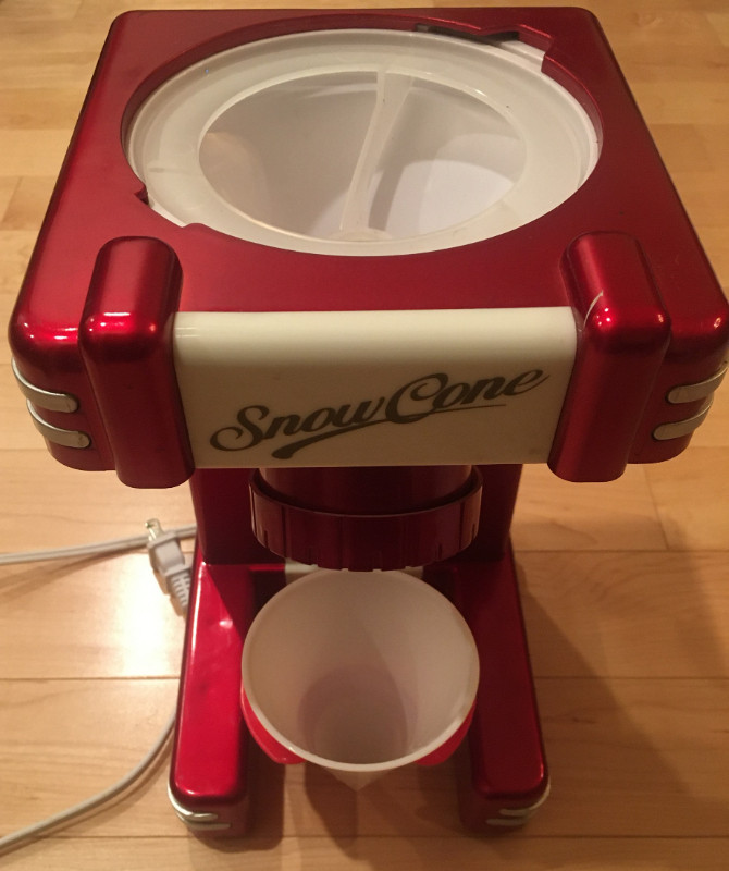 Nostalgia snow cone maker RSM702 with lid Processors, Blenders