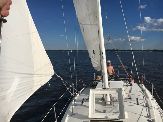 1981 capital yachts Newport 27 sailboat in Sailboats in Ottawa - Image 3
