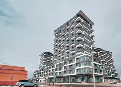 Upscale 1bedroom+den condo