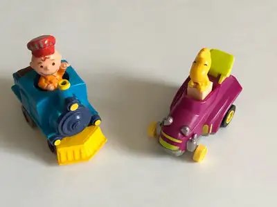 I am offering the following two vintage Peanuts toys made by UFS Inc. in China, in working condition...