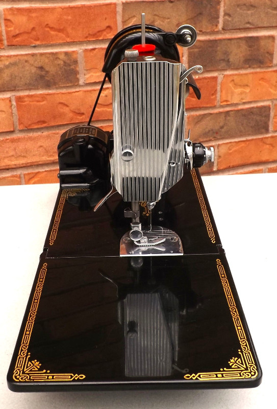 1953 SINGER 221 FEATHERWEIGHT SEWING MACHINE: FULLY SERVICED!! in Arts & Collectibles in London - Image 4