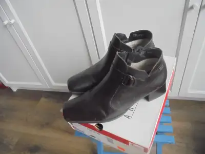 Women's Reiker leather & fur ankle boots for narrow foot sz 39/8, View more