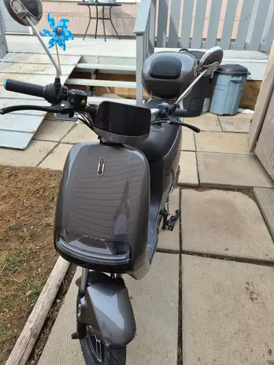 ELECTRIC MOPED EMMO ADO WITH TWO BATTERIES IN COMPARTMENT N A CHARGER. CHARGES 6 HOURS TO COMPLETE A...