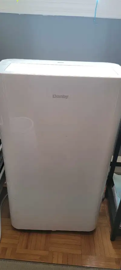 Climatiseur portatif Danby en excellent état de fonctionnement. Modèle : DPA120B8WDB-6 Capacité de r...