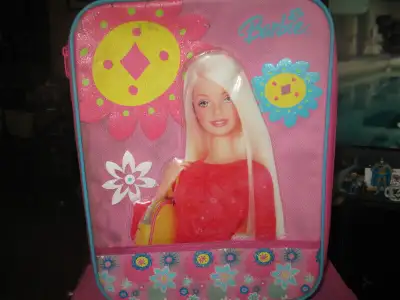 Valise et Coffre de Barbie. Vendu en lot ou séparément. Prix ; 10.00$ chaque. Bonne condition. Voir...