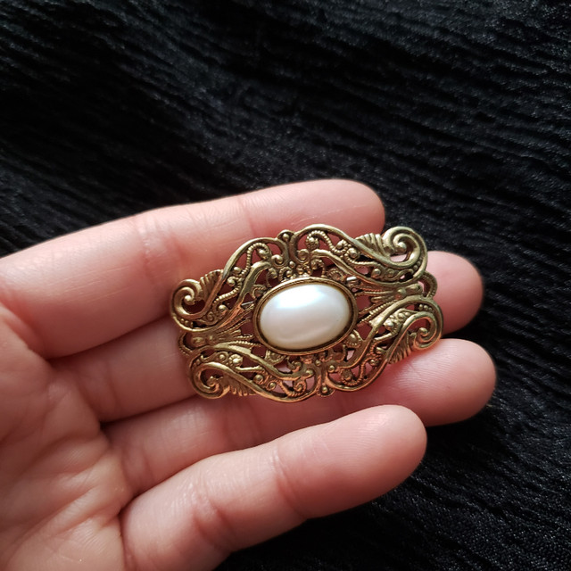 Vintage Art Deco Faux Pearl Filigree Gold Tone Brooch in Arts & Collectibles in City of Toronto