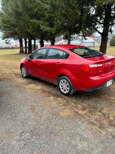Kia Rio 2013 à transmission MANUELLE à 6 vitesses avec 121 000k. Fonctionne très bien.