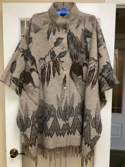 Poncho Taille unique - one size fits all Voir mes autres annonces - see my other adds