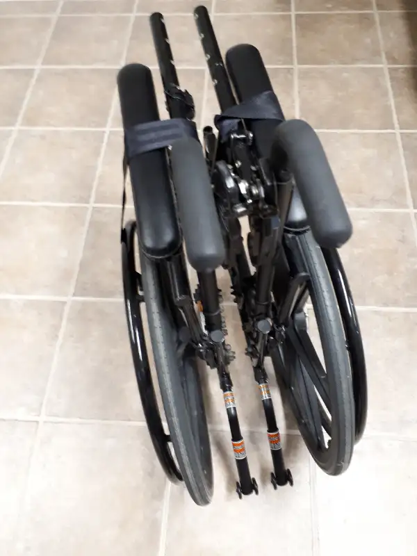 Wheelchair  with removable wheels - Reduced in Health & Special Needs in Windsor Region - Image 5