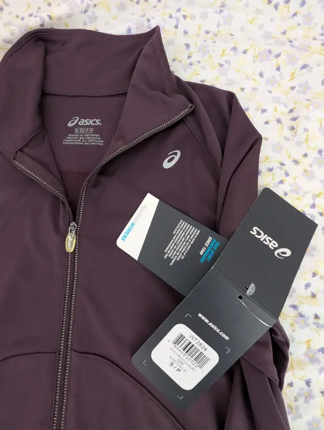 NEW - Asics running jacket in Women's - Tops & Outerwear in City of Toronto - Image 4
