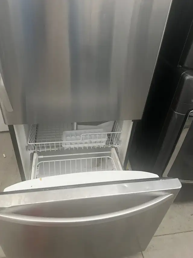 Kitchen aid 36 w fridge bottom freezer stainless steel in Refrigerators in Mississauga / Peel Region - Image 4