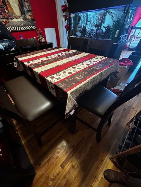 Set de table en bois hauteur bistro + 4 chaises + 1 banc dans Mobilier de salle à manger et cuisine  à Ville de Montréal - Image 2