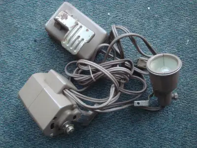 Moteur de machine à coudre Singer 110V 0.8A No RFJ12-8 Pédale et lumière en excellente condition