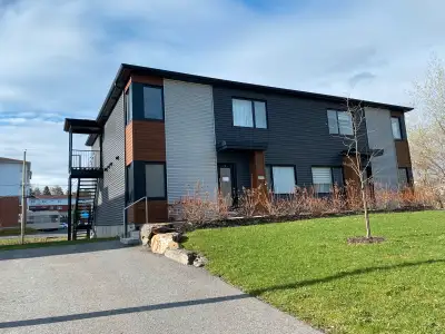 Appartement style Condo avec garage intérieur chauffé.