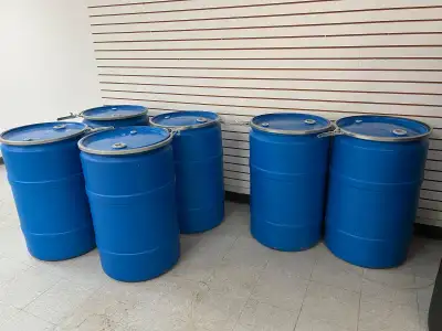 55 Gallon (205L) Open Head plastic drum with lid and lever lock ring. 2 bungs in lid. Clean inside,...
