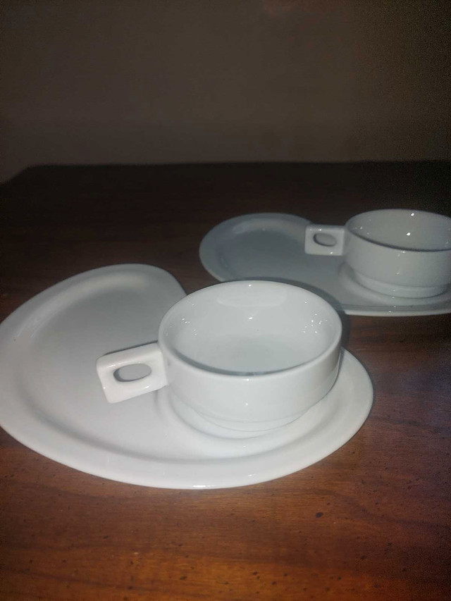 2 espresso mugs with serving trays / 2 tasses a espresso dans Vaisselle et articles de cuisine  à Ville de Montréal - Image 2