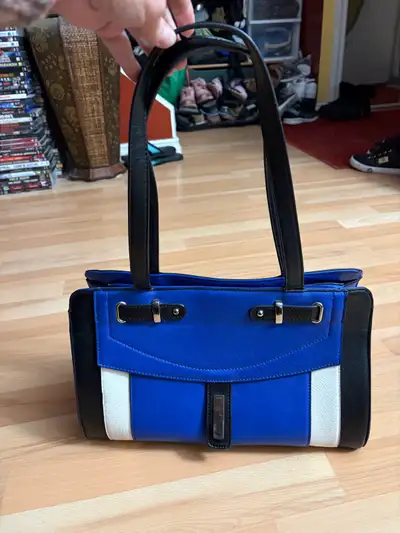 Women’s Purse from Ricki’s $10 firm Used but in good condition 13.5”x 9” high Pick up in Falconridge...