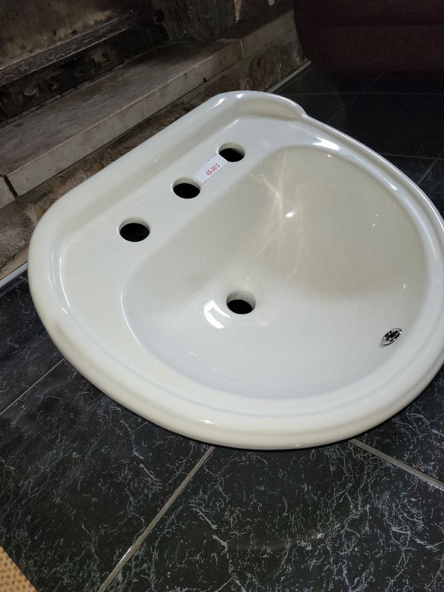 Lavabo en porcelaine neuf dans Plomberie, éviers, toilettes et bains  à Laval/Rive Nord