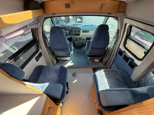 2000 Roadtrek Versatile 200 - Very Low kms - Excellent Condition in RVs & Motorhomes in Calgary - Image 4