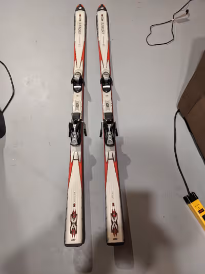 Men's Elan Skis 172 cm. About 16 years old. Work well, slight damage see.photo. I have upgraded to a...