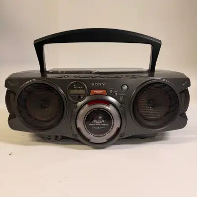 Sony CFD-G70 portable boombox / stereo system in great cosmetic condition. Features CD player, casse...