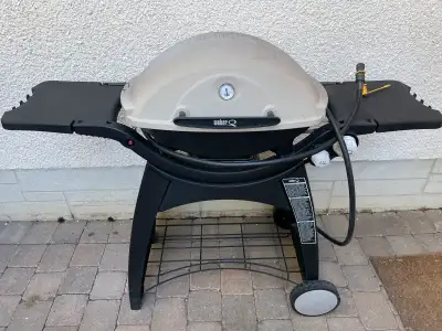 This is a Weber Q BBQ designed for natural gas, complete with a convenient stand. This BBQ has serve...