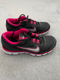 Women's Nike Dual Fusion Runners, Size 7, New