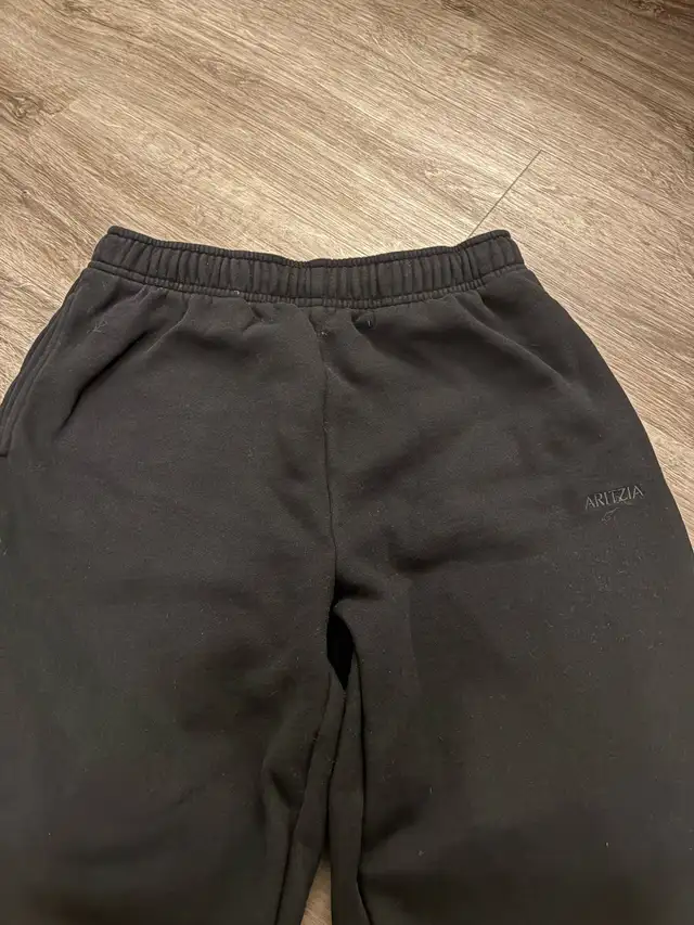 Aritzia Sweatpants in Women's - Bottoms in Oshawa / Durham Region - Image 4