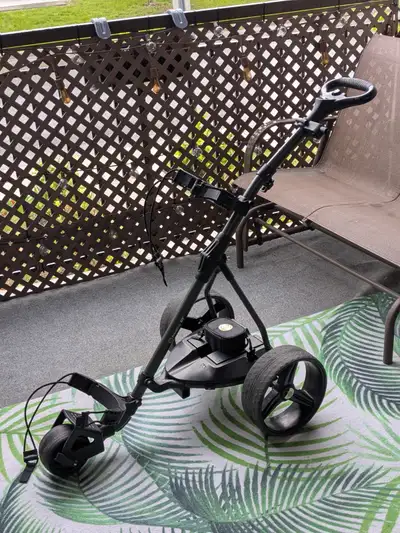 Cart de golf électrique Power Bug, 2 ans d 'usure. Batterie neuve. Prix demandé. 600$. Sans télécomm...