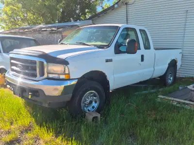 2004 F250 381025 k 4x4 White. 5.4 gas automatic. Runs good.