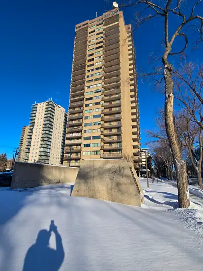- Located close to the University Bridge - Half a block to Meewasin Trail - Heated underground parki...