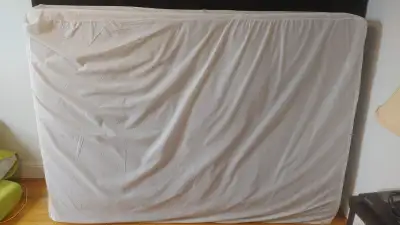 Matelas double en parfait état très propre, vient avec housse impérmiable. Logement sans fumée ni an...
